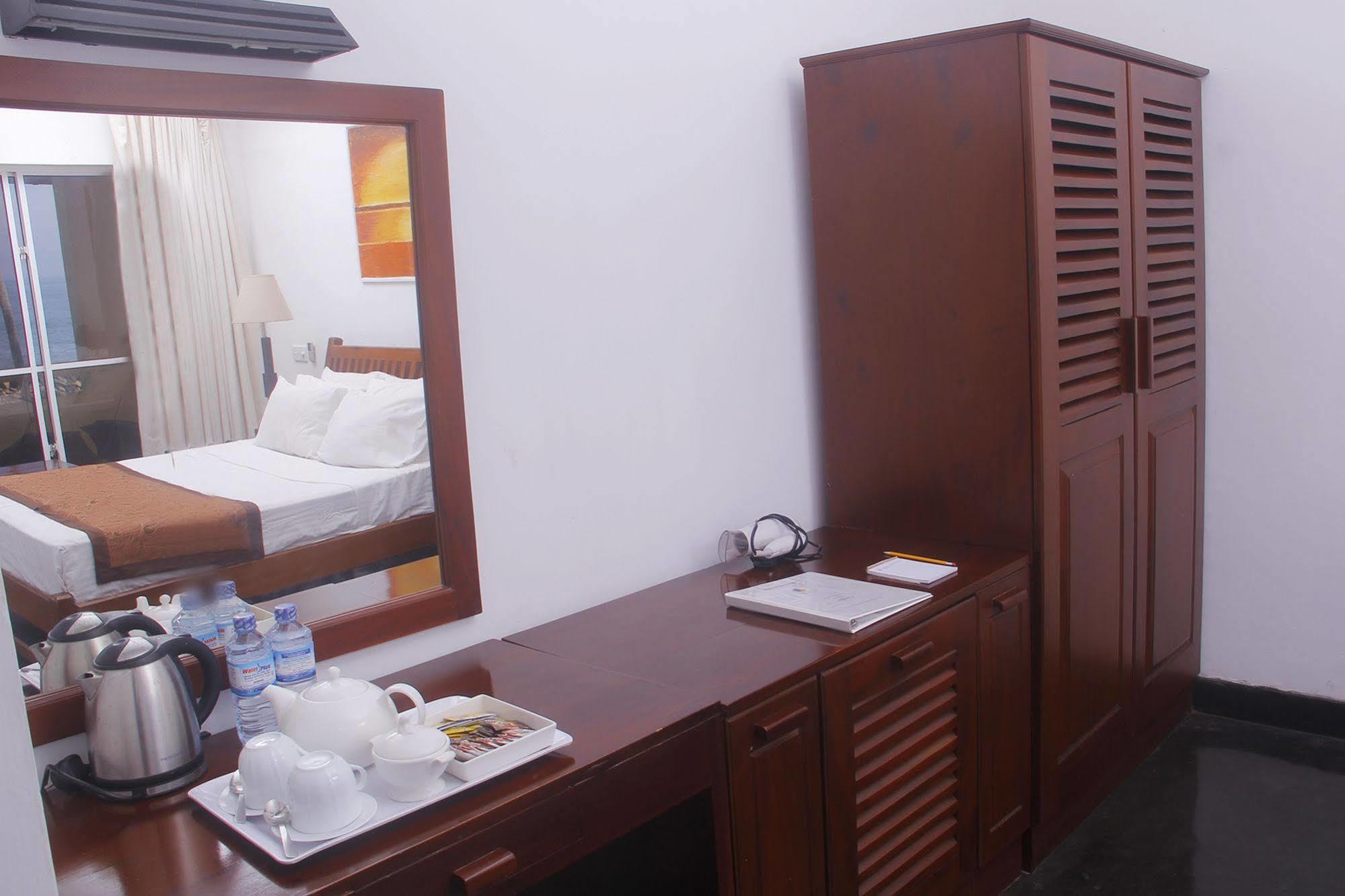 Sanmali Beach Hotel Marawila Buitenkant foto